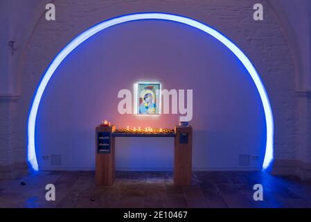 Bunt beleuchtete Vorhalle mit Opferkerzen, Kirche St. Martini, Münster, Nordrhein-Westfalen, Deutschland, Europa Stockfoto