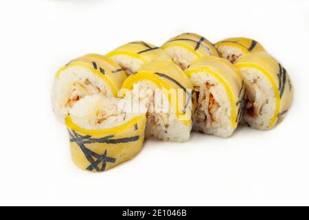 Sushi-Rolle in Reispapier mit Aal auf weißem Hintergrund, Zutaten Eel, Takuan, Omelette Pfannkuchen, Teriyaki-Sauce, Sesamsamen, Reis, Reispapier. Traditionelle japanische Küche. Für die Speisekarte des Restaurants Stockfoto