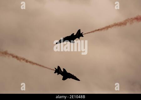 BAE Systems Hawk zwei Flugzeuge der Royal Air Force Red Arrows Display Team im Flug, Cambridgeshire, England, Großbritannien, Europa Stockfoto