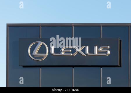 Lexus, Logo auf Autohaus, Automobilmarke der japanischen Toyota Motor Corporation, Düsseldorf, Nordrhein-Westfalen, Deutschland, Europa Stockfoto