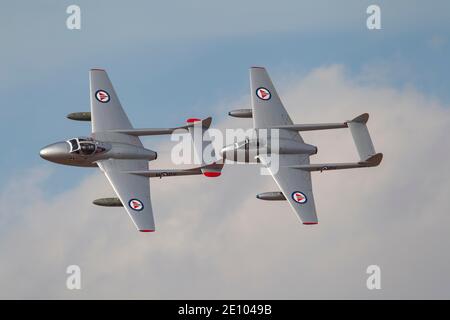 De Havilland Vampire zwei Flugzeuge im Flug in Royal Norwegian Air Force Markierungen, Cambridgeshire, England, Großbritannien, Europa Stockfoto