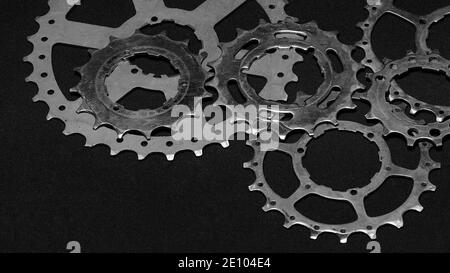 Zahnräder von Fahrrädern. Steampunk , Fahrrad, technische, mechanische Hintergrund. Zahnräder. Schwarz und Weiß Stockfoto