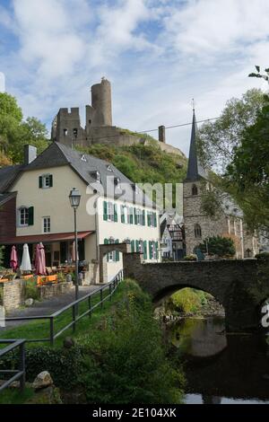 Blick auf die historischen Häuser von Monreal, Deutschland in der Eifel Stockfoto