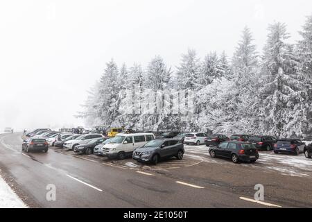 Oberried, Deutschland. Januar 2021. Autos der Tag Touristen Park in der Nähe der Spitze des Berges Schauinsland. Viele nutzen den letzten Tag des langen Neujahrswochenendes für einen Ausflug in den verschneiten Schwarzwald. Quelle: Philipp von Ditfurth/dpa/Alamy Live News Stockfoto