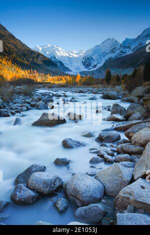 Radweg entlang der Ova da Morteratsch, Piz Palü, 3905 m, Piz Bernina, 4049 m, Piz Morteratsch, 3751 m im Hintergudn, Oberengadin, Graubünden, SW Stockfoto