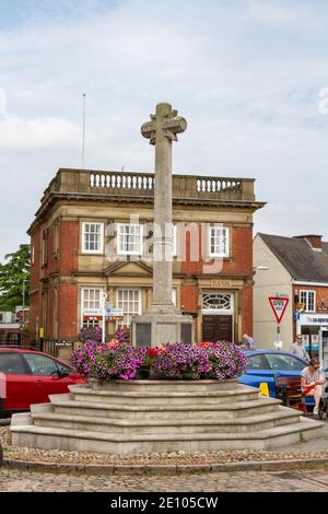 WWI und WWII Memorial Cross im Zentrum von Market Bosworth, Leicestershire, Großbritannien. Stockfoto