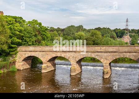 Seitenzweig der Trent Bridge (um 1864) und des River Trent, Burton upon Trent, (Burton-on-Trent oder Burton), einer Marktstadt in Staffordshire, Großbritannien. Stockfoto