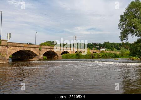 Blick über die Trent Bridge (um 1864) und den Fluss Trent, Burton upon Trent, (Burton-on-Trent oder Burton), eine Marktstadt in Staffordshire, Großbritannien. Stockfoto