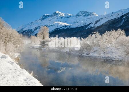 River Inn mit Piz Rosatsch, Piz Surlej und Munt Arlas im Hintergrund, Schweiz, Europa Stockfoto