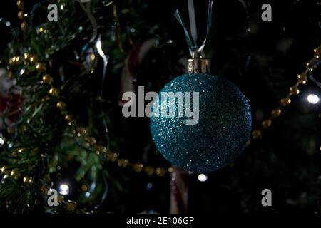 Blaue Weihnachtskugel, die an einem Weihnachtsbaum hängt Stockfoto