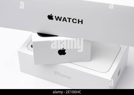 Apple-Uhr, schwarz-weiße iPhone-Boxen auf weißem Hintergrund, Dezember 2020, San Francisco, USA Stockfoto