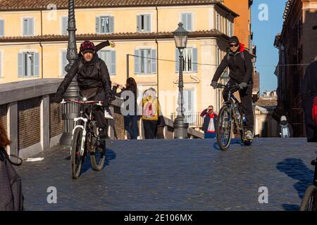 Trotz einer strengen Sperre an Ort und Stelle über die Neujahr vom 31. Dezember bis zum 3. Januar genießen die Leute Ein Spaziergang in der Sonne auf Ponte Sisto in Stockfoto