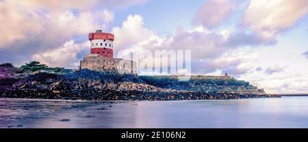 Der Archirondel Tower wurde 1792 auf einem Felsvorsprung in der St. Catherine’s Bay erbaut und wurde über mehrere Jahrhunderte als Garnison für Artilleriesoldaten genutzt. Stockfoto