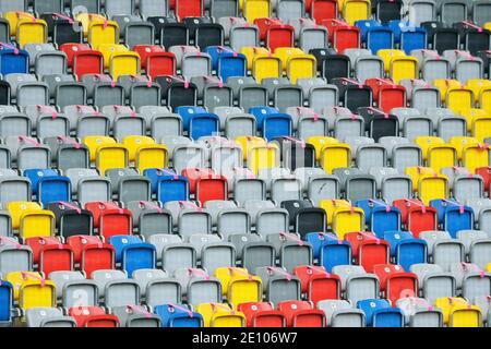 Bunte Sitzschalen in der leeren Merkur-Spiel-Arena, Düsseldorf, Deutschland, Europa Stockfoto