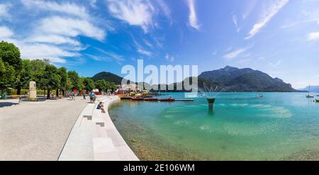 Seepromenade mit Blick auf den Schafberg, Wolfgangsee, Sankt Gilgen, Salzkammergut, Land Salzburg, Österreich, Europa Stockfoto