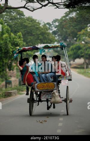 Ein tanga (Pferdekutsche) bewegt sich auf einer Straße, die Passagiere in Rajgir, Bihar, Indien. Stockfoto