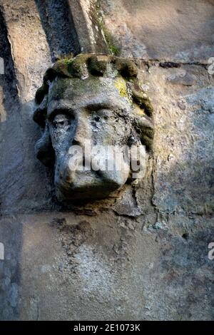 Alte verwitterte geschnitzte Kopf von einer Kirche Tür, Warwickshire, Großbritannien Stockfoto