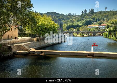 Termas de São Pedro do Sul, Portugal - 5. August 2020: Landschaft des Flusses Vouga an den Termas de São Pedro do Sul in Portugal, mit einem Riesen. Stockfoto