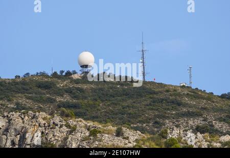 Wetter-Radar, Wetter-Überwachungsradar, Doppler Radar auf Mijas Berg, Andalusien, Spanien. Stockfoto