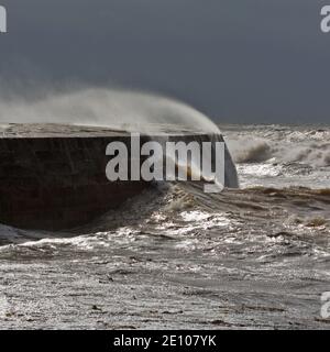 Sturm Francis schlagen die Cobb bei Lyme Regis in Dorset, England Großbritannien im August 2020 und senden Wellen krachen über die Ufermauern. Stockfoto