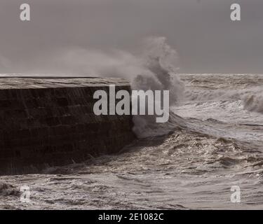 Sturm Francis schlagen die Cobb bei Lyme Regis in Dorset, England Großbritannien im August 2020 und senden Wellen krachen über die Ufermauern. Stockfoto