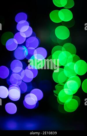 Verschwommenes Bild von bunten Bokeh von Dekoration Lichter während des Festivals wie Weihnachten, Neujahr oder valentinstag Stockfoto