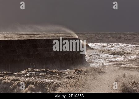 Sturm Francis schlagen die Cobb bei Lyme Regis in Dorset, England Großbritannien im August 2020 und senden Wellen krachen über die Ufermauern. Stockfoto