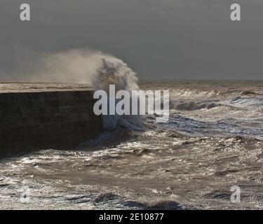 Sturm Francis schlagen die Cobb bei Lyme Regis in Dorset, England Großbritannien im August 2020 und senden Wellen krachen über die Ufermauern. Stockfoto