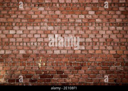 Alte Backsteinmauer eines Gebäudes. Ziegelstruktur. Abstrakter Hintergrund. Stockfoto