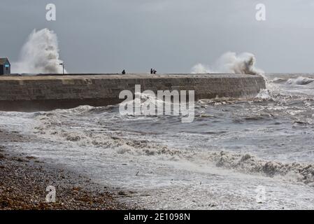 Sturm Francis schlagen die Cobb bei Lyme Regis in Dorset, England Großbritannien im August 2020 und senden Wellen krachen über die Ufermauern. Stockfoto