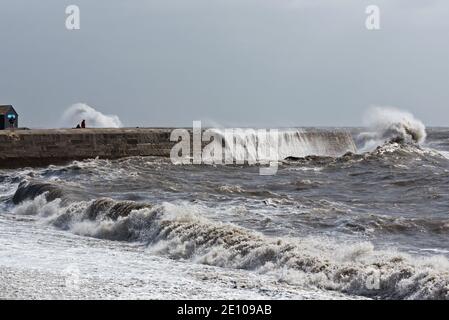 Sturm Francis schlagen die Cobb bei Lyme Regis in Dorset, England Großbritannien im August 2020 und senden Wellen krachen über die Ufermauern. Stockfoto