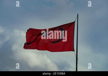 Blauer Himmel, plätschernde Flagge türkei Stockfoto