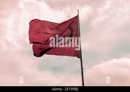 Blauer Himmel, plätschernde Flagge türkei Stockfoto