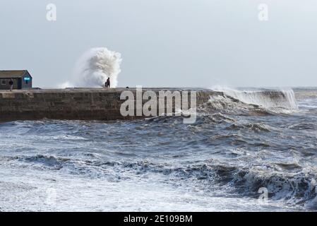 Sturm Francis schlagen die Cobb bei Lyme Regis in Dorset, England Großbritannien im August 2020 und senden Wellen krachen über die Ufermauern. Stockfoto