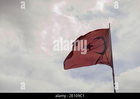 Blauer Himmel, plätschernde Flagge türkei Stockfoto