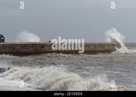 Sturm Francis schlagen die Cobb bei Lyme Regis in Dorset, England Großbritannien im August 2020 und senden Wellen krachen über die Ufermauern. Stockfoto