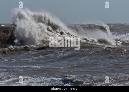 Sturm Francis schlagen die Cobb bei Lyme Regis in Dorset, England Großbritannien im August 2020 und senden Wellen krachen über die Ufermauern. Stockfoto