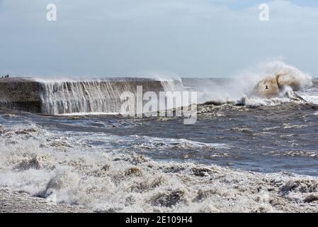 Sturm Francis schlagen die Cobb bei Lyme Regis in Dorset, England Großbritannien im August 2020 und senden Wellen krachen über die Ufermauern. Stockfoto