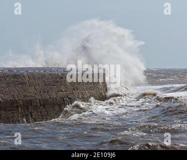 Sturm Francis schlagen die Cobb bei Lyme Regis in Dorset, England Großbritannien im August 2020 und senden Wellen krachen über die Ufermauern. Stockfoto