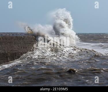 Sturm Francis schlagen die Cobb bei Lyme Regis in Dorset, England Großbritannien im August 2020 und senden Wellen krachen über die Ufermauern. Stockfoto