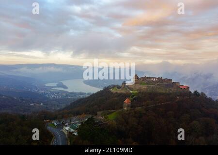 Visegrad Zitadelle Burgruine in Donau biegen Ungarn. Fantastische Luftlandschaft bei schlechtem Wetter. Nebliger, wolkiger Sonnenaufgang Stockfoto