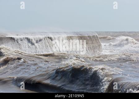 Sturm Francis schlagen die Cobb bei Lyme Regis in Dorset, England Großbritannien im August 2020 und senden Wellen krachen über die Ufermauern. Stockfoto