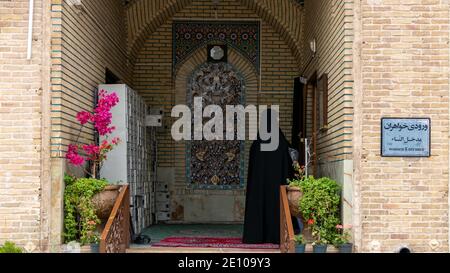 Shiraz, Iran - Mai 2019: Muslimische Frauen im Schleier betreten die Moschee. Stockfoto