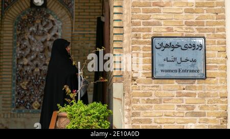 Shiraz, Iran - Mai 2019: Muslimische Frauen im Schleier betreten die Moschee. Stockfoto