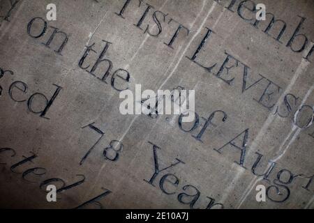 Eingehautes Denkmal an der Wand der St James Church, Piccadilly, London Stockfoto