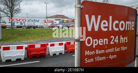Eine Filiale von Tesco Extra, dem außerstädtischen Supermarkt von Großbritanniens führendem Supermarkt Tesco Plc Stockfoto