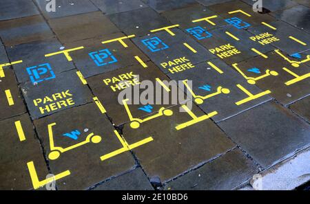 Parkbuchten für Elektroroller im Stadtzentrum von Nottingham. Mehr als drei Viertel der englischen Bevölkerung wird angewiesen, zu Hause zu bleiben, um die Ausbreitung des Coronavirus zu stoppen. Stockfoto