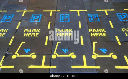 Parkbuchten für Elektroroller im Stadtzentrum von Nottingham. Mehr als drei Viertel der englischen Bevölkerung wird angewiesen, zu Hause zu bleiben, um die Ausbreitung des Coronavirus zu stoppen. Stockfoto