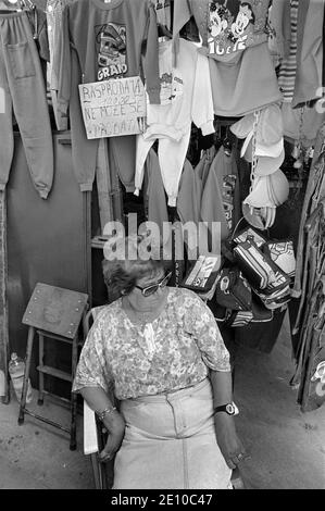 - Triest, Markt im Freien, der von jugoslawischen Bürgern auf der Suche nach westlicher Kleidung über die Grenze frequentiert wird (Juli 1989) - Triest, mercato all'aperto frequentato da cittadini jugoslavi che attraversano la frontiera in cerca di capi di abbigliamento occidentali (Luglio 1989) Stockfoto