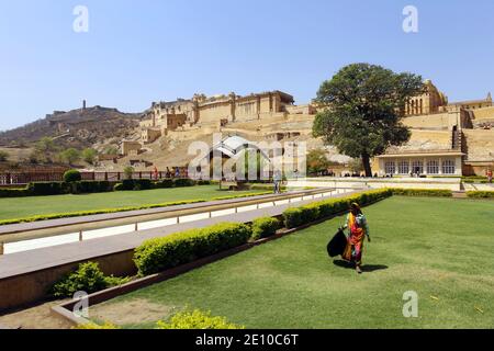 Amber oder Amber Fort, in Amer, in der Nähe von Jaipur, Rajasthan, Indien; EIN schönes Beispiel für Mughul Architektur. Das Jaigarh Fort ist im Hintergrund zu sehen Stockfoto